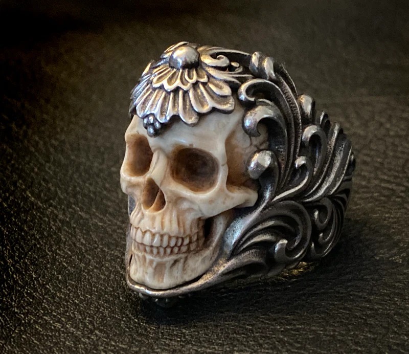 VINTAGE POLISH FLORAL ARMOR ANTLER SKULL RING