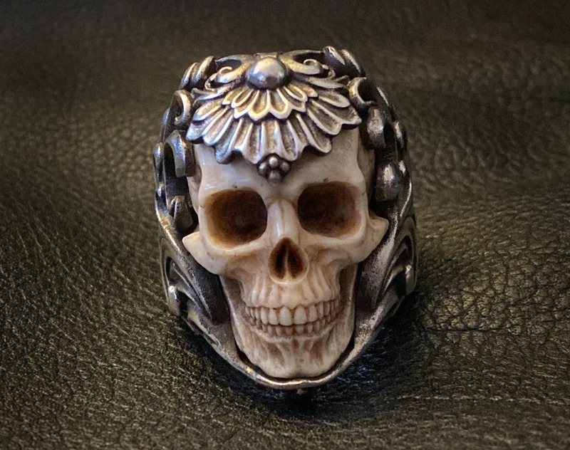 VINTAGE POLISH FLORAL ARMOR ANTLER SKULL RING