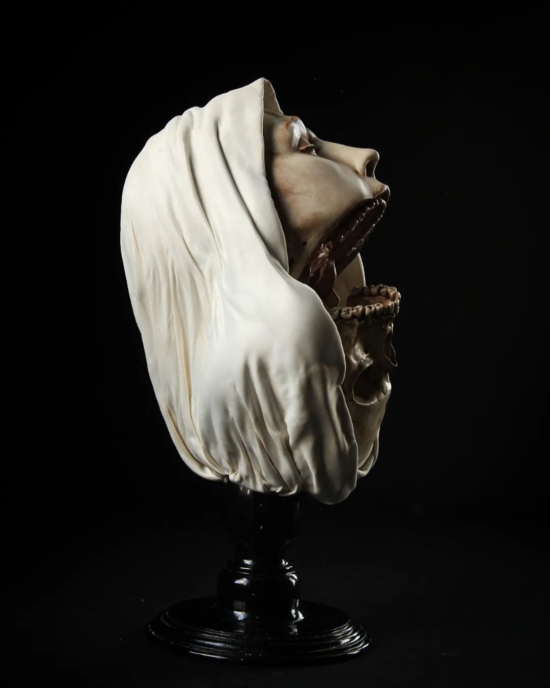 TRANSFIGURATIO MORTIS STATUE