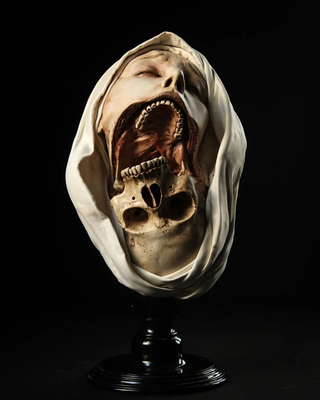 TRANSFIGURATIO MORTIS STATUE