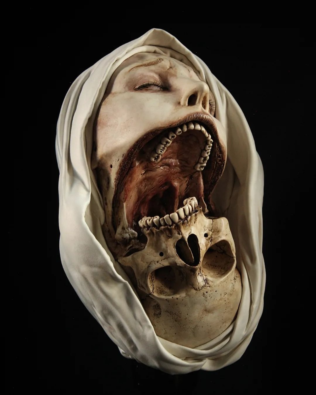 TRANSFIGURATIO MORTIS STATUE